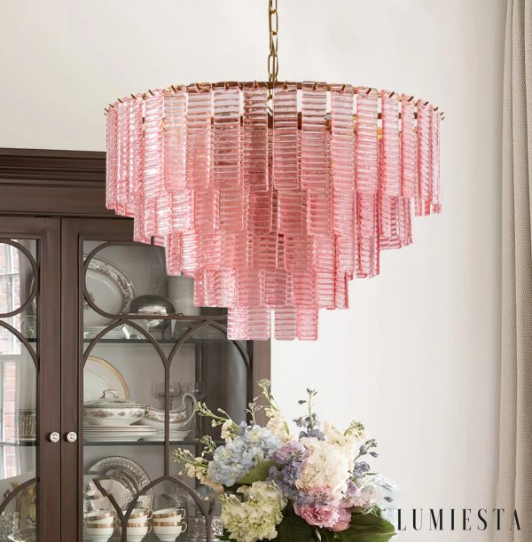 Goccia - złota lampa wisząca glamour z różowego szkła, ujęcie pod lekkim kątem
