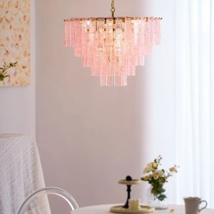 Goccia - żyrandol glamour z różowego szkła, zbliżenie na szklane segmenty