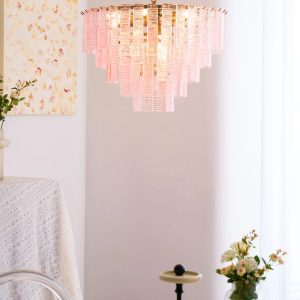 Goccia - złota lampa wisząca z różowym szkłem, ujęcie w pełnym kadrze