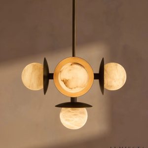 Guarda - lampa wisząca z alabastru i żelaza, widok pod lekkim kątem