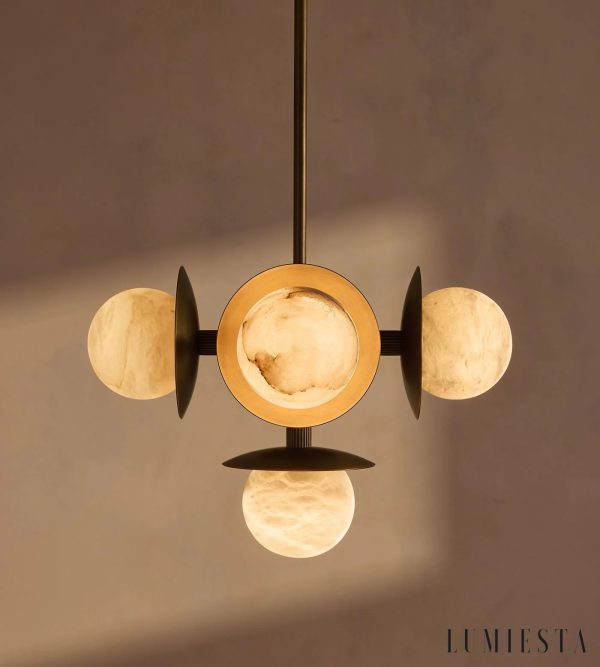 Guarda - lampa wisząca z alabastru i żelaza, widok pod lekkim kątem