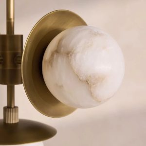 Lampa wisząca Guarda z alabastru, detal połączenia klosza z metalową konstrukcją