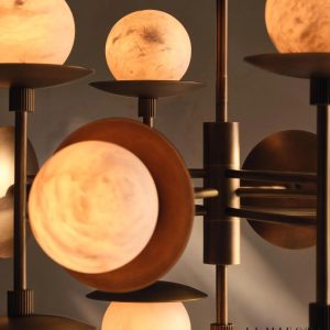 Lampa wisząca Guarda z alabastru, detal okrągłego klosza i brązowych elementów