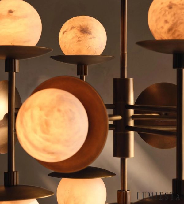 Lampa wisząca Guarda z alabastru, detal okrągłego klosza i brązowych elementów