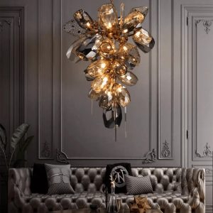 Kolenia - lampa wisząca glamour złota, szkło bursztynowe, widok z lekka z boku