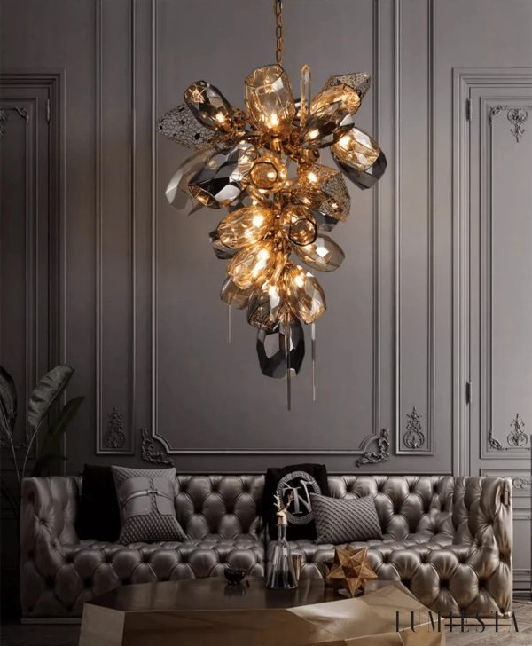 Kolenia - lampa wisząca glamour złota, szkło bursztynowe, widok z lekka z boku