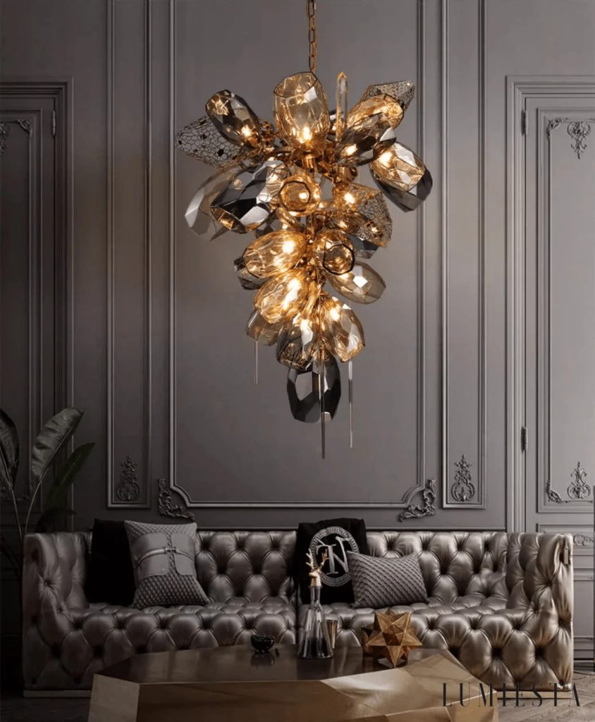 Kolenia - lampa wisząca glamour złota, szkło bursztynowe, widok z lekka z boku
