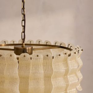 Lampa wisząca Lago - złoty połysk metalu na tle szklanych detali