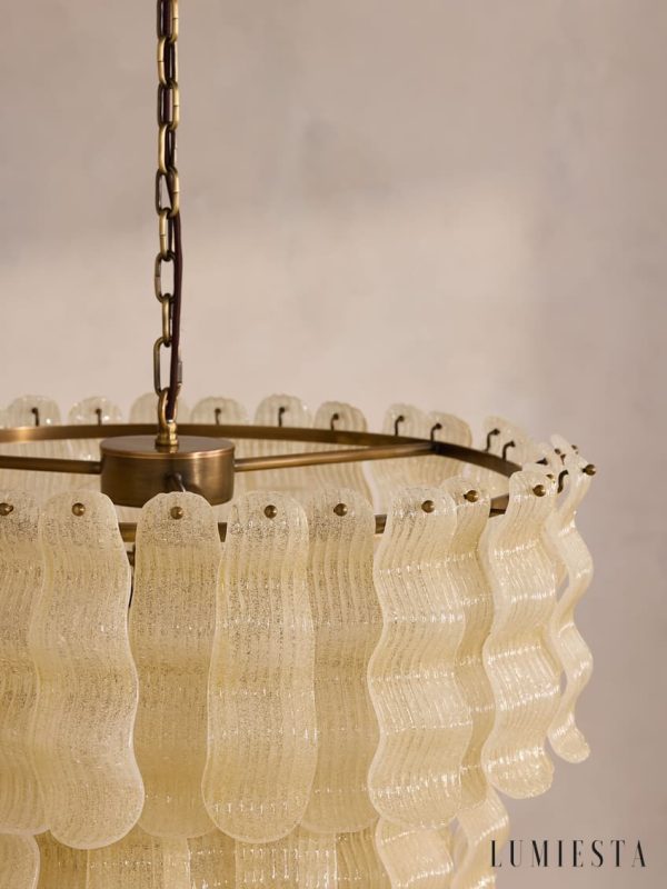 Lampa wisząca Lago - złoty połysk metalu na tle szklanych detali