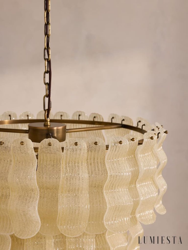 Lampa wisząca Lago - złoty połysk metalu na tle szklanych detali