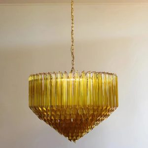 Lampa wisząca Laguna - detal złotej obręczy i szklanych elementów bursztynowych