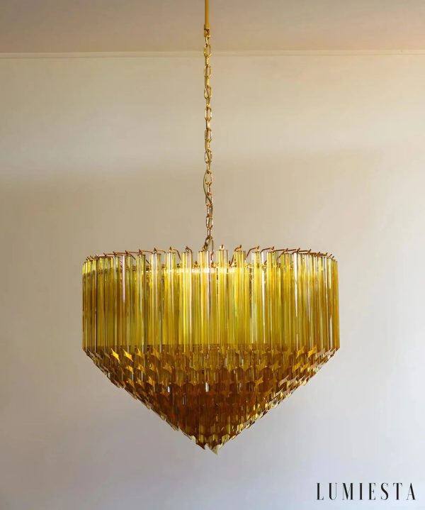 Lampa wisząca Laguna - detal złotej obręczy i szklanych elementów bursztynowych