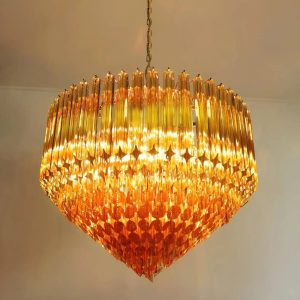 Laguna - elegancki żyrandol z bursztynowego szkła widziany pod lekkim kątem