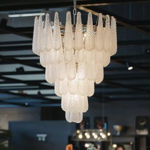 Żyrandol Legno z Murano, widok na szklane ramiona i metalowe mocowanie