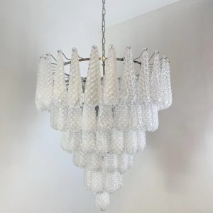 Legno - zbliżenie na szklane elementy Murano i metalowe łączenia
