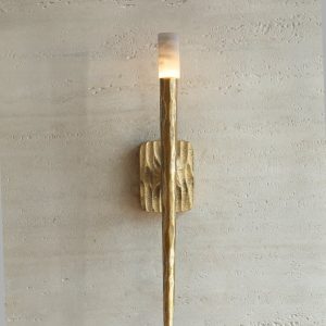 Leiri - lampa wisząca z alabastru i metalu, widok pionowy z wyraźnym, smukłym profilem