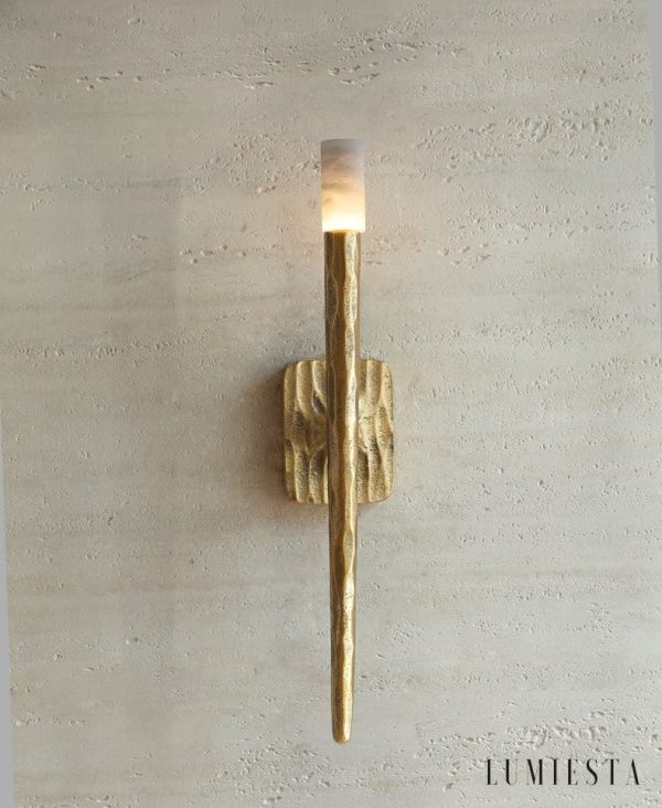 Leiri - lampa wisząca z alabastru i metalu, widok pionowy z wyraźnym, smukłym profilem