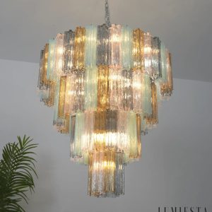 Loggia lampa wisząca szklano metalowa, zbliżenie na szklany klosz osadzony na metalowym ramieniu
