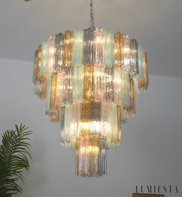 Loggia lampa wisząca szklano metalowa, zbliżenie na szklany klosz osadzony na metalowym ramieniu