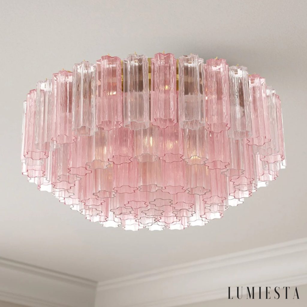 Lampa sufitowa Luce w złotym wykończeniu, szeroki widok bryły Ø81 cm