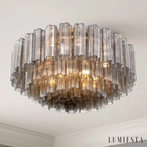 Złota lampa sufitowa Luce, szklane klosze widziane z bliska