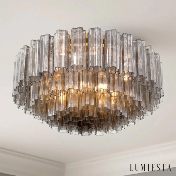 Złota lampa sufitowa Luce, szklane klosze widziane z bliska