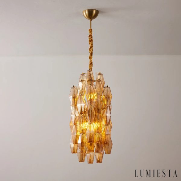 Lucerna - lampa wisząca z metalową ramą i szklanym kloszem, ujęcie pod skosem