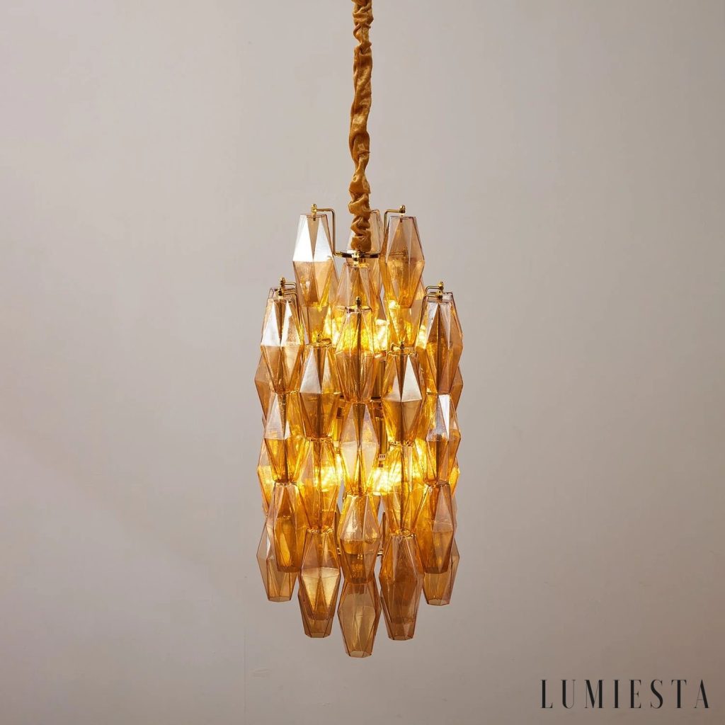 Lucerna - szklany klosz i metalowa obręcz, ujęcie z bliska