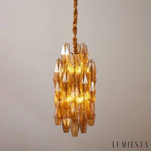 Lucerna - szklany klosz i metalowa obręcz, ujęcie z bliska