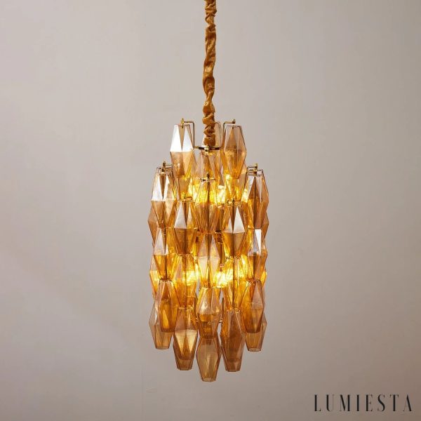 Lucerna - szklany klosz i metalowa obręcz, ujęcie z bliska