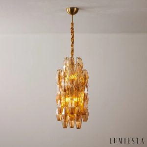 Lucerna - metalowa konstrukcja i szkło widoczne pod innym kątem