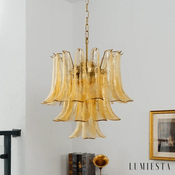 Lumina - złoty stelaż lampy wiszącej widoczny pod szklanym kloszem