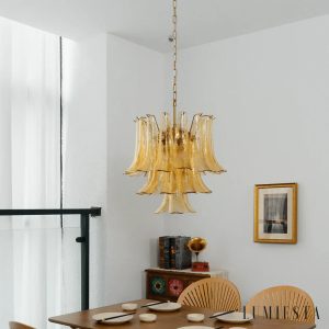 Lumina - zbliżenie na szklany klosz i złote elementy lampy wiszącej