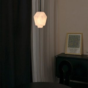 Madeira - nowoczesna lampa wisząca z alabastru, widok pod lekkim kątem