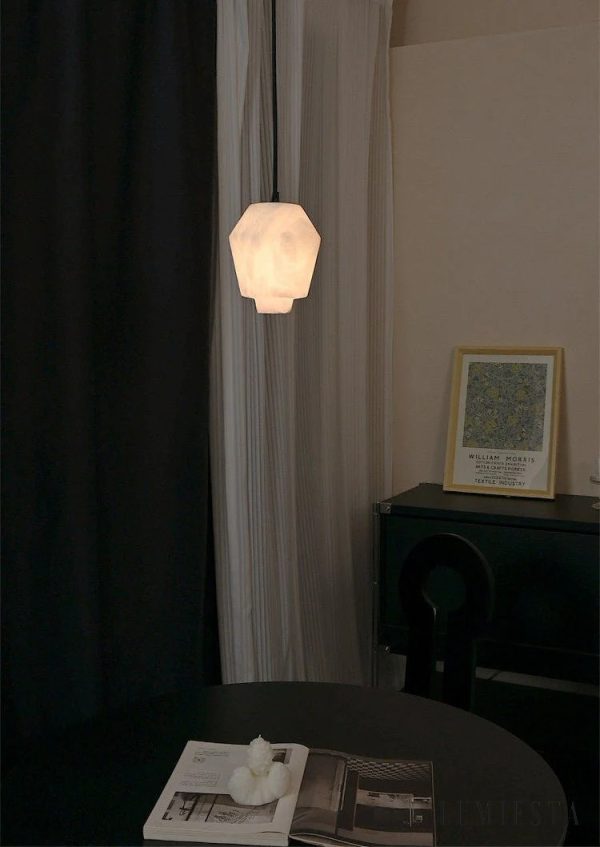 Madeira - nowoczesna lampa wisząca z alabastru, widok pod lekkim kątem