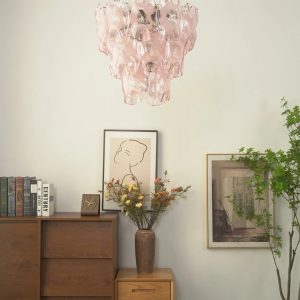 Maggiore - szklane elementy lampy wiszącej ujęte z perspektywy pod skosem