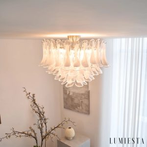 Lampa sufitowa metalowa Mercurio w bieli i niklu, ujęcie podkreślające szklaną oprawę