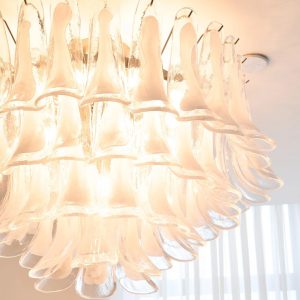 Mercurio - biała niklowana lampa sufitowa, pełny widok z geometryczną metalową formą