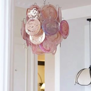 Lampa wisząca Mimosa w stylu glamour, widok pod lekkim kątem