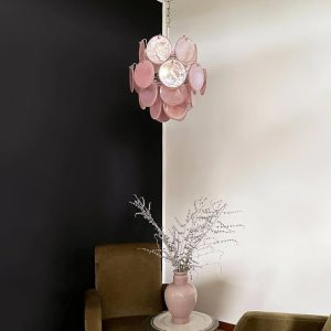 Lampa wisząca Mimosa, smukły profil i różowe szkło w salonowym wydaniu