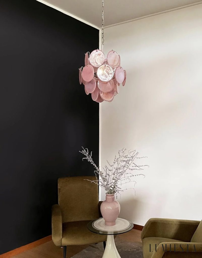 Lampa wisząca Mimosa, smukły profil i różowe szkło w salonowym wydaniu