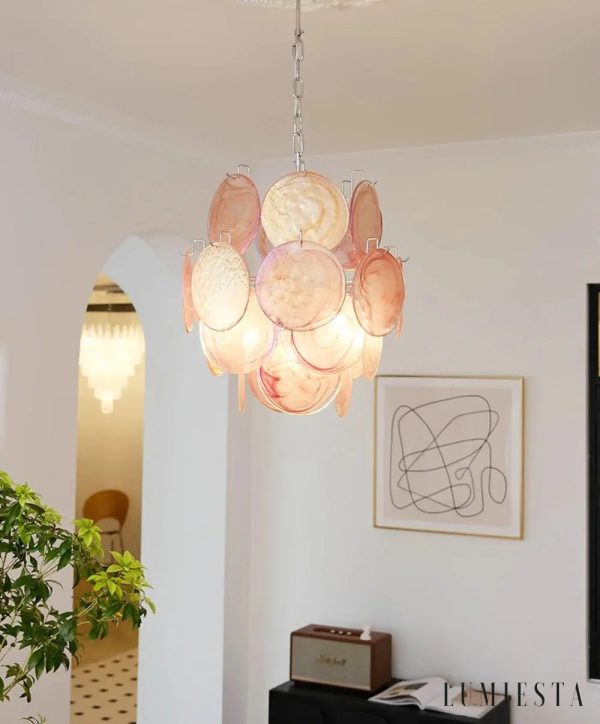 Lampa wisząca Mimosa, kaskada różowych szklanych elementów na metalowej podstawie
