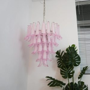 Modulor - lampa wisząca z różowego szkła i niklu, ujęcie z lekkiego skosu