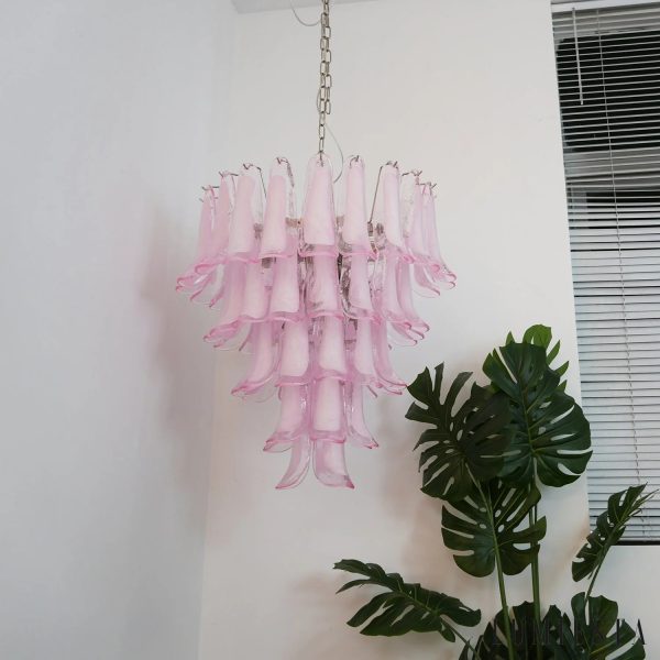 Modulor - lampa wisząca z różowego szkła i niklu, ujęcie z lekkiego skosu