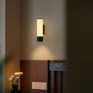 kinkiet alabastrowy czarny minimalistyczny Nakki do sypialni, widok od przodu
