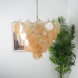 Lampa wisząca Neve, boczny widok na pomarańczowy klosz ze szkła