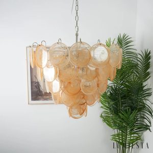 Pomarańczowa lampa wisząca Neve, widok na pełną bryłę oprawy