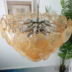 Neve - lampa wisząca szklano-metalowa pomarańczowa, ujęcie dekoracyjne