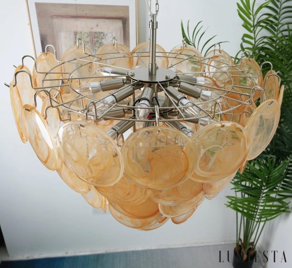 Neve - lampa wisząca szklano-metalowa pomarańczowa, ujęcie dekoracyjne
