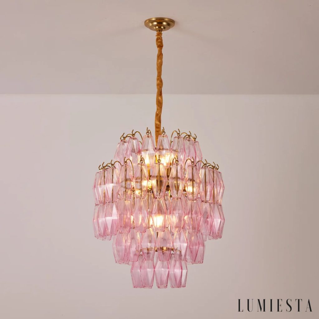 Oliva - lampa wisząca glamour z mosiądzu i szkła, ujęcie pod lekkim kątem